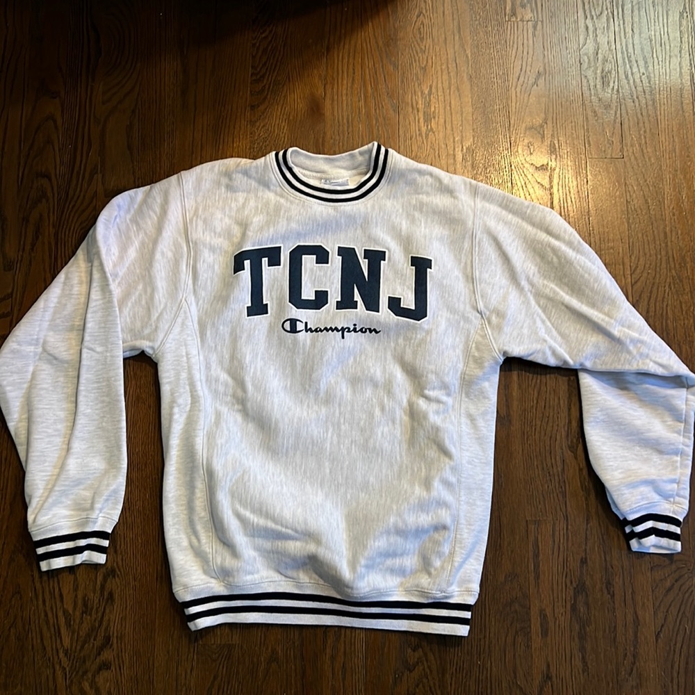 CHAMPION 100% heavy weight cotton TCNJ college sweatshirt.  Like new - size m